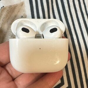 Apple White Wireless Earbuds Case